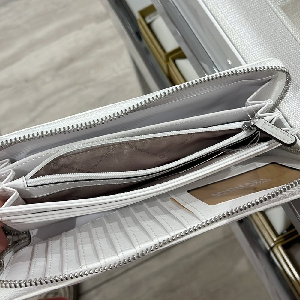 MICHAEL KORS
Continental Wristlet Phone Case Wallet
Optic White
NWT - Picture 10 of 16